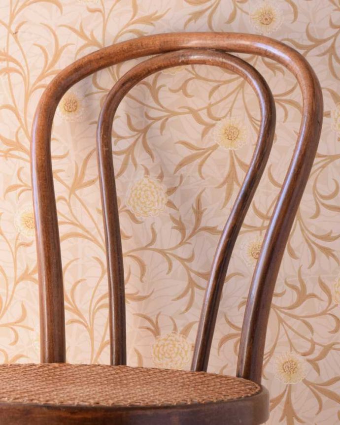 ベントウッドチェア　アンティーク チェア　ダブルループの編み座のアンティークチェア、木製のベントウッド（トーネットチェア） 。美しいだけじゃなくて強い！背もたれは木を切り出しているのではなく、1本の木材を蒸気で蒸して曲げているので、繊維が断ち切られず粘りがあって丈夫なんです。(x-483-c)