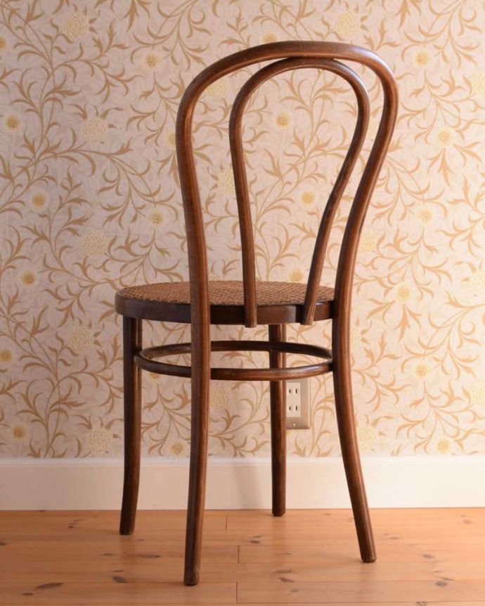 ベントウッドチェア　アンティーク チェア　ダブルループの編み座のアンティークチェア、木製のベントウッド（トーネットチェア） 。後ろ姿にも自信があります！アンティークは新品ではないので経年変化によるキズはありますが、しっかり修復して組み直したので安心して座って頂けます。(x-483-c)