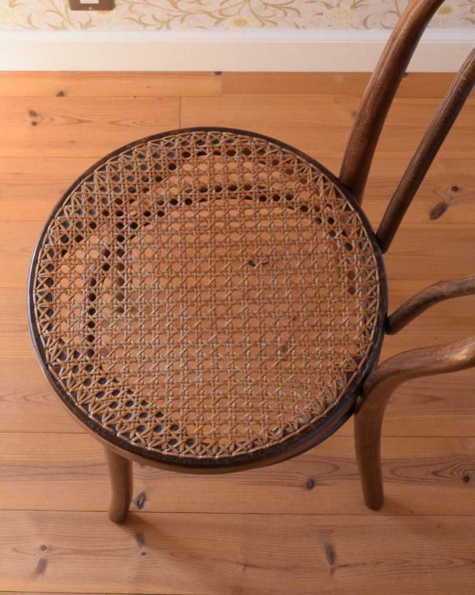 ベントウッドチェア　アンティーク チェア　ダブルループの編み座のアンティークチェア、木製のベントウッド（トーネットチェア） 。座面にも個性があります背もたれだけじゃなく座面にも注目！丸みを帯びた可愛い座面がベントウッドの特長です。(x-483-c)