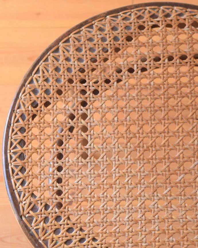 ベントウッドチェア　アンティーク チェア　ダブルループの編み座のアンティークチェア、木製のベントウッド（トーネットチェア） 。近くで見てみるとそれぞれ模様が違うベントウッドチェアの座面。(x-483-c)