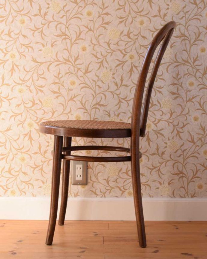 ベントウッドチェア　アンティーク チェア　ダブルループの編み座のアンティークチェア、木製のベントウッド（トーネットチェア） 。横顔も英国らしいカッコよさ英国のパブの雰囲気たっぷりのベントウッドチェアは、横から見てもカッコイイんです。(x-483-c)