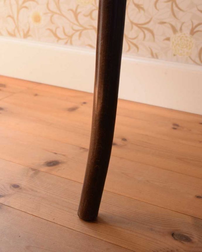 ベントウッドチェア　アンティーク チェア　ダブルループの編み座のアンティークチェア、木製のベントウッド（トーネットチェア） 。床を滑らせて移動出来ますHandleではアンティークチェアの脚の裏にフェルトキーパーをお付けしています。(x-483-c)