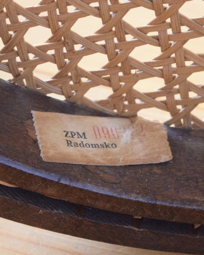 ベントウッドチェア　アンティーク チェア　ダブルループの編み座のアンティークチェア、木製のベントウッド（トーネットチェア） 。トーネットのタグが残されていました。(x-483-c)