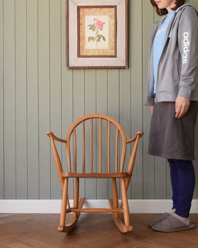 アーコールの家具　アンティーク チェア　至福の時間が過ごせるアーコールフープバックのロッキングチェア（カスタード色）。ムダのないシンプルさがカッコいい！ゆったりくつろげるアーコールチェア。(x-484-c)