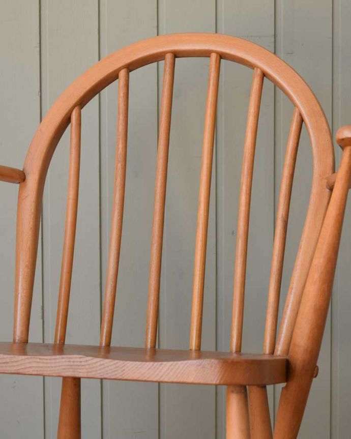 アーコールの家具　アンティーク チェア　至福の時間が過ごせるアーコールフープバックのロッキングチェア（カスタード色）。アーコールの定番と言える6本のスポークの背もたれスッキリしたフォルムが一番アーコールらしいフープバックチェアの中で一番の定番が6本スポーク。(x-484-c)