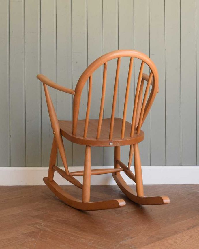 アーコールの家具　アンティーク チェア　至福の時間が過ごせるアーコールフープバックのロッキングチェア（カスタード色）。後ろ姿にも自信アリ！後ろから見てもやっぱりカッコいい。(x-484-c)