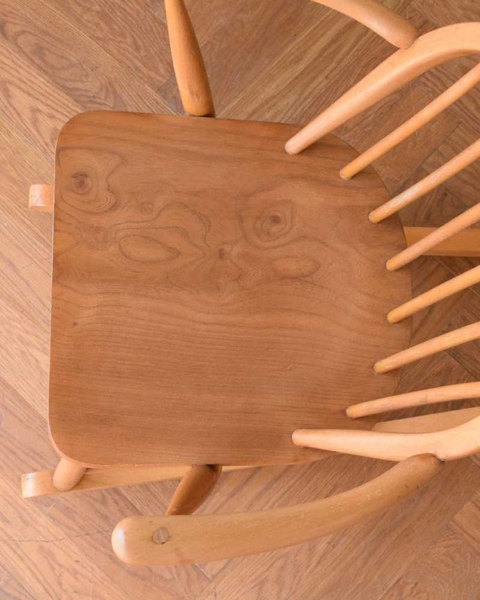 アーコールの家具　アンティーク チェア　至福の時間が過ごせるアーコールフープバックのロッキングチェア（カスタード色）。座面に隠されたヒミツお尻と太もも部分に座りやすいように入っている座繰りという彫。(x-484-c)