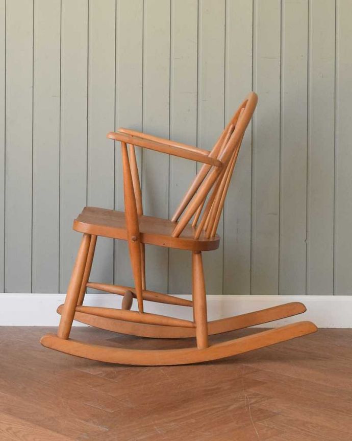 アーコールの家具　アンティーク チェア　至福の時間が過ごせるアーコールフープバックのロッキングチェア（カスタード色）。横から見てもカッコいい！バツグンの掛け心地が自慢のアーコール。(x-484-c)