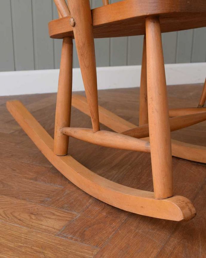 アーコールの家具　アンティーク チェア　至福の時間が過ごせるアーコールフープバックのロッキングチェア（カスタード色）。移動もラクラクHandleのアンティークチェアの脚の裏には、フェルトキーパーをお付けしていますので、床を滑らせてお使い頂けます。(x-484-c)