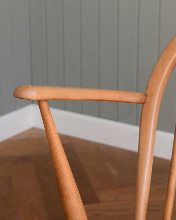 アーコールの家具　アンティーク チェア　至福の時間が過ごせるアーコールフープバックのロッキングチェア（カスタード色）。さらにリラックスできるアーム付き1人掛けのアーム付きチェアは、自分だけの時間をリラックスさせてくれる最強アイテム。(x-484-c)