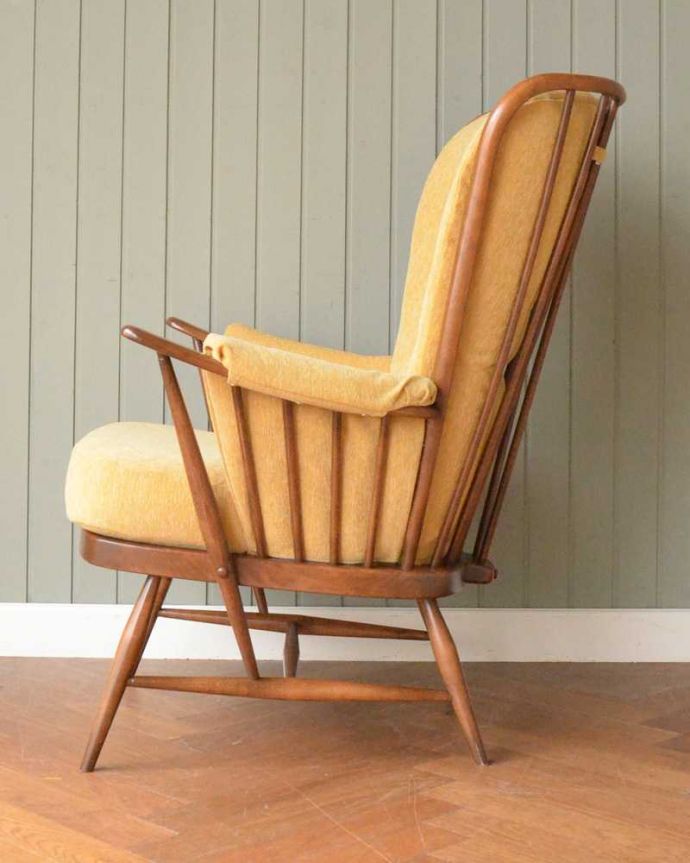 アーコールの家具　アンティーク チェア　アーコール社のアンティークソファ、1人掛けのラウンジチェア（イエロー）。横から見てもカッコイイ計算され作りたシンプルなフォルム。(x-486-c)