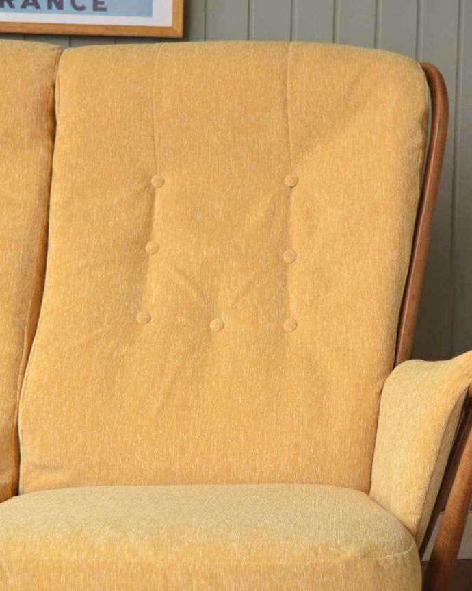 アーコールの家具 アンティーク チェア 高い背もたれでゆっくりくつろげる・・・アーコールの2人掛けソファ。包み込んでくれる背もたれ背もたれにもクッションが付いているので、ソファのように、ゆったりと背中を預けることができます。(x-487-c)