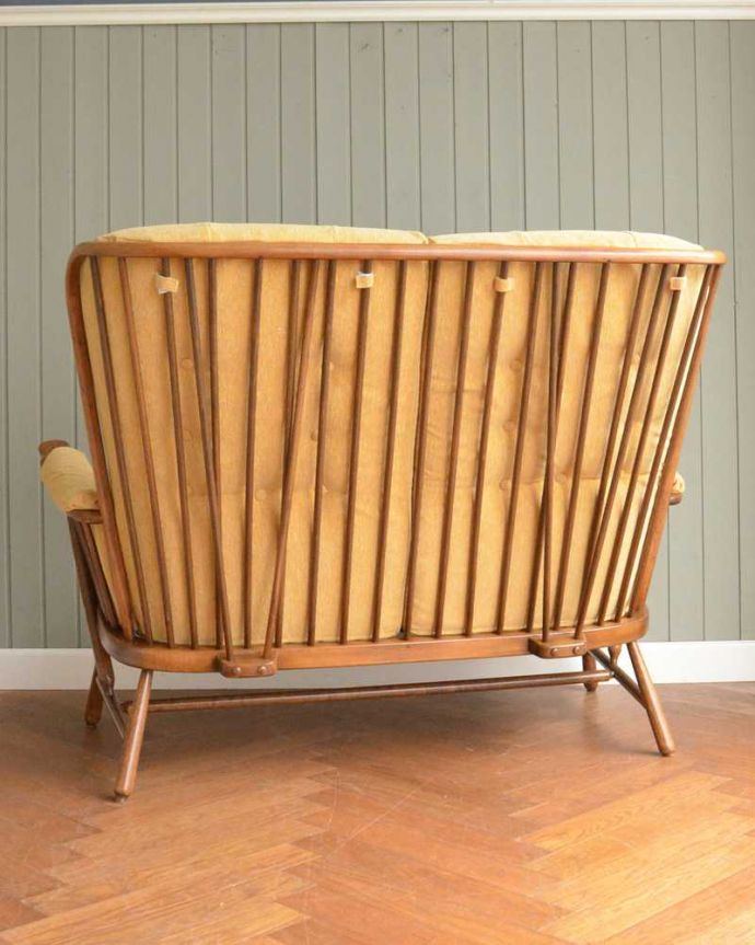 アーコールの家具 アンティーク チェア 高い背もたれでゆっくりくつろげる・・・アーコールの2人掛けソファ。やっぱりアーコール。(x-487-c)