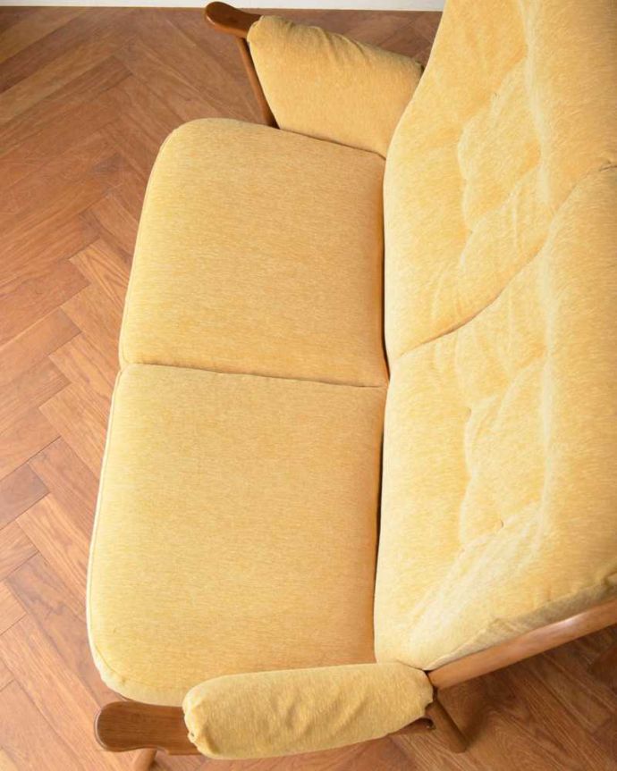 アーコールの家具 アンティーク チェア 高い背もたれでゆっくりくつろげる・・・アーコールの2人掛けソファ。広々とした座面ふかふかの大きな座面が包み込んでくれます。(x-487-c)