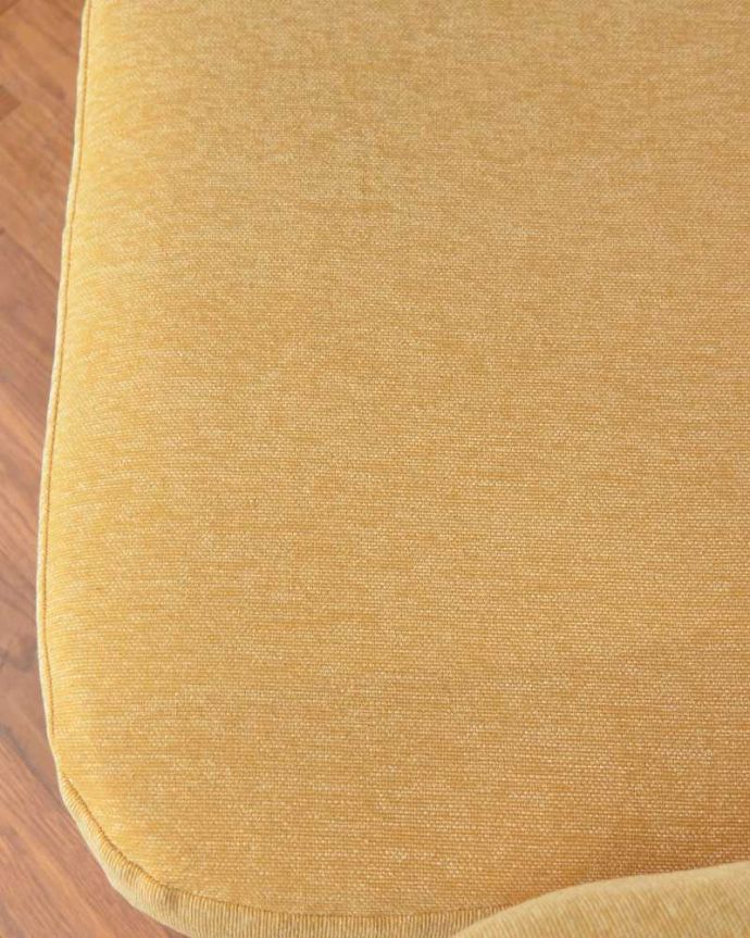 アーコールの家具 アンティーク チェア 高い背もたれでゆっくりくつろげる・・・アーコールの2人掛けソファ。座面の生地はこんな感じ温かい雰囲気をつくってくれる可愛らしい生地です。(x-487-c)