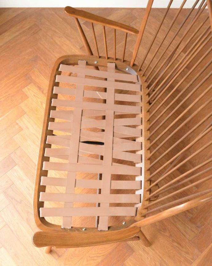 アーコールの家具 アンティーク チェア 高い背もたれでゆっくりくつろげる・・・アーコールの2人掛けソファ。クッションを外すとこんな感じウェービングテープ仕様なので、掛け心地はバツグンです。(x-487-c)