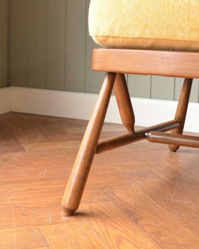 アーコールの家具 アンティーク チェア 高い背もたれでゆっくりくつろげる・・・アーコールの2人掛けソファ。持ち上げなくても移動できます!Handleのアンティークは、脚の裏にフェルトキーパーをお付けしていますので、持ち上げなくても床を滑らせて移動させることが出来ます。(x-487-c)