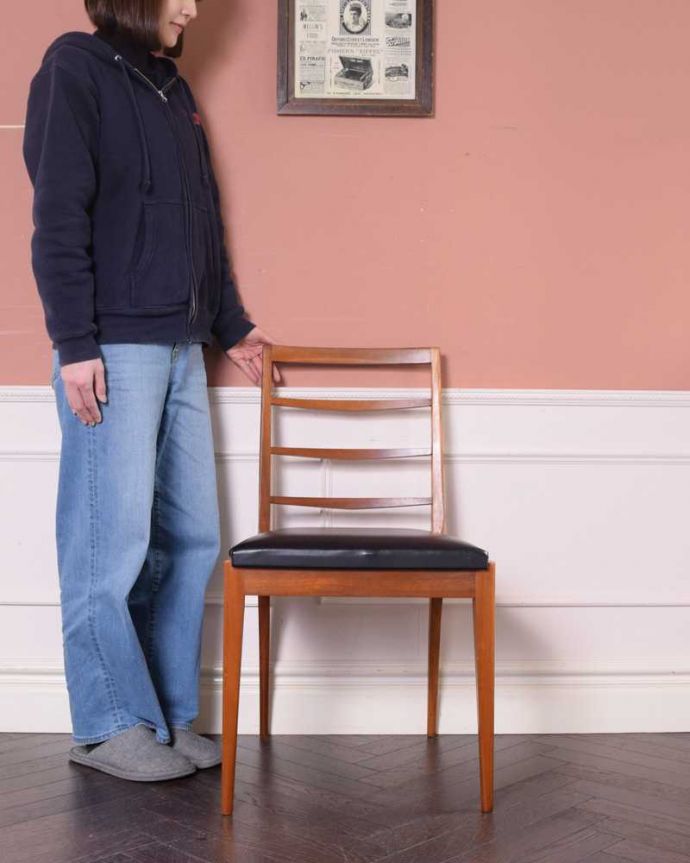 ダイニングチェア　アンティーク チェア　マッキントッシュのダイニングチェア、木製フレームのヴィンテージチェア 。スッキリとカッコいい北欧スタイルの椅子ミッドセンチュリーに作られた北欧デザインの椅子は新しさと懐かしさ、両方を感じさせてくれます。(x-488-c)