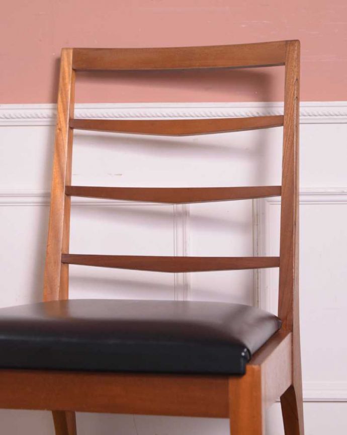 ダイニングチェア　アンティーク チェア　マッキントッシュのダイニングチェア、木製フレームのヴィンテージチェア 。後からキュッと支えてくれる背もたれシンプルでスッキリとまとめられたヴィンテージチェア。(x-488-c)