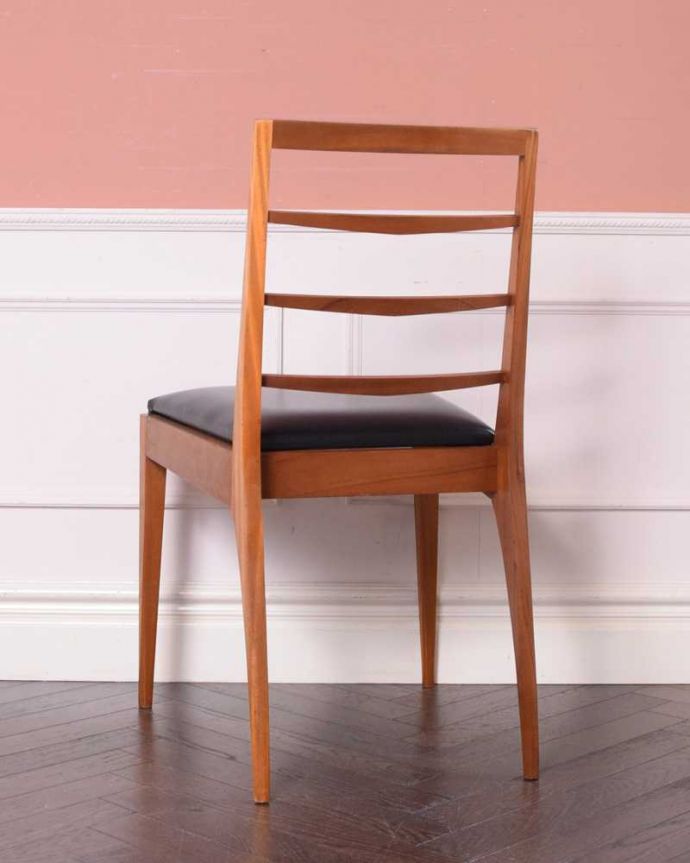 ダイニングチェア　アンティーク チェア　マッキントッシュのダイニングチェア、木製フレームのヴィンテージチェア 。後ろ姿にも自信があります新品ではないので経年変化によるキズはありますが、専門の職人が目立たないようキレイにお直しをしているので、後姿までキレイです。(x-488-c)