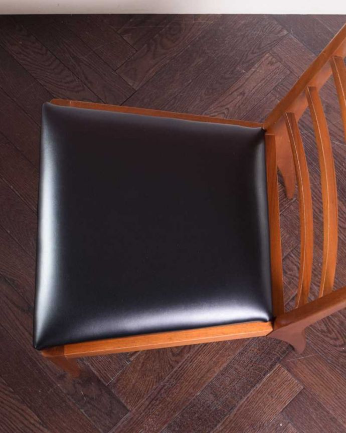 ダイニングチェア　アンティーク チェア　マッキントッシュのダイニングチェア、木製フレームのヴィンテージチェア 。座面を上から見るとこんな感じ長時間座っても疲れません。(x-488-c)