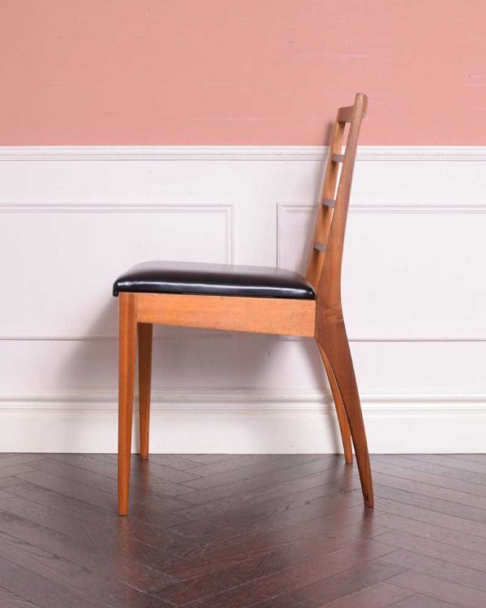 ダイニングチェア　アンティーク チェア　マッキントッシュのダイニングチェア、木製フレームのヴィンテージチェア 。横から見てもスッキリとカッコイイヴィンテージチェアは、もちろん新品ではないので経年変化によるキズはありますが、キレイに修復したので安心して座って下さい。(x-488-c)