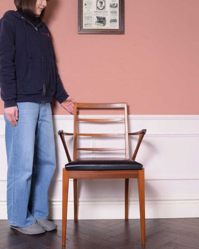ダイニングチェア アンティーク チェア アーム付きのマッキントッシュのダイニングチェア、木製フレームのヴィンテージチェア。スッキリとカッコいい北欧スタイルの椅子ミッドセンチュリーに作られた北欧デザインの椅子は新しさと懐かしさ、両方を感じさせてくれます。(x-489-c)