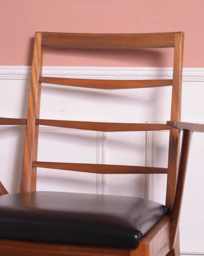 ダイニングチェア アンティーク チェア アーム付きのマッキントッシュのダイニングチェア、木製フレームのヴィンテージチェア。後からキュッと支えてくれる背もたれシンプルでスッキリとまとめられたヴィンテージチェア。(x-489-c)