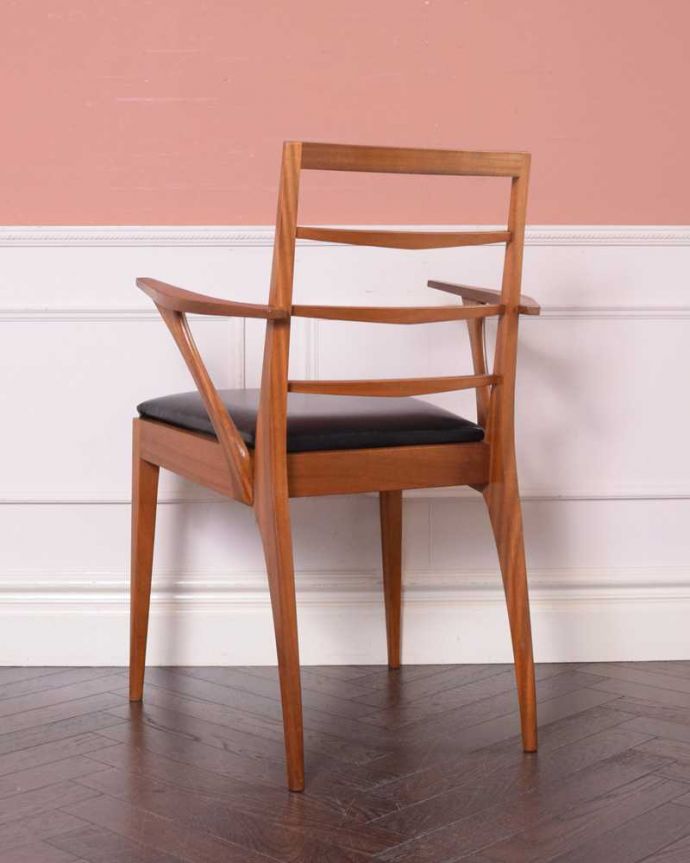 ダイニングチェア アンティーク チェア アーム付きのマッキントッシュのダイニングチェア、木製フレームのヴィンテージチェア。後ろ姿にも自信があります新品ではないので経年変化によるキズはありますが、専門の職人が目立たないようキレイにお直しをしているので、後姿までキレイです。(x-489-c)