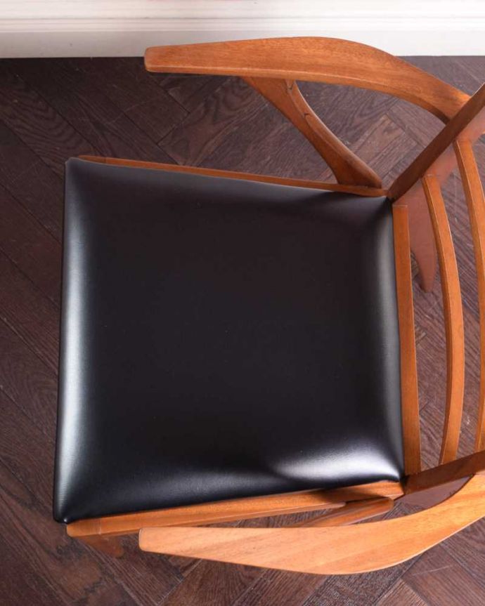 ダイニングチェア アンティーク チェア アーム付きのマッキントッシュのダイニングチェア、木製フレームのヴィンテージチェア。座面を上から見るとこんな感じ長時間座っても疲れません。(x-489-c)