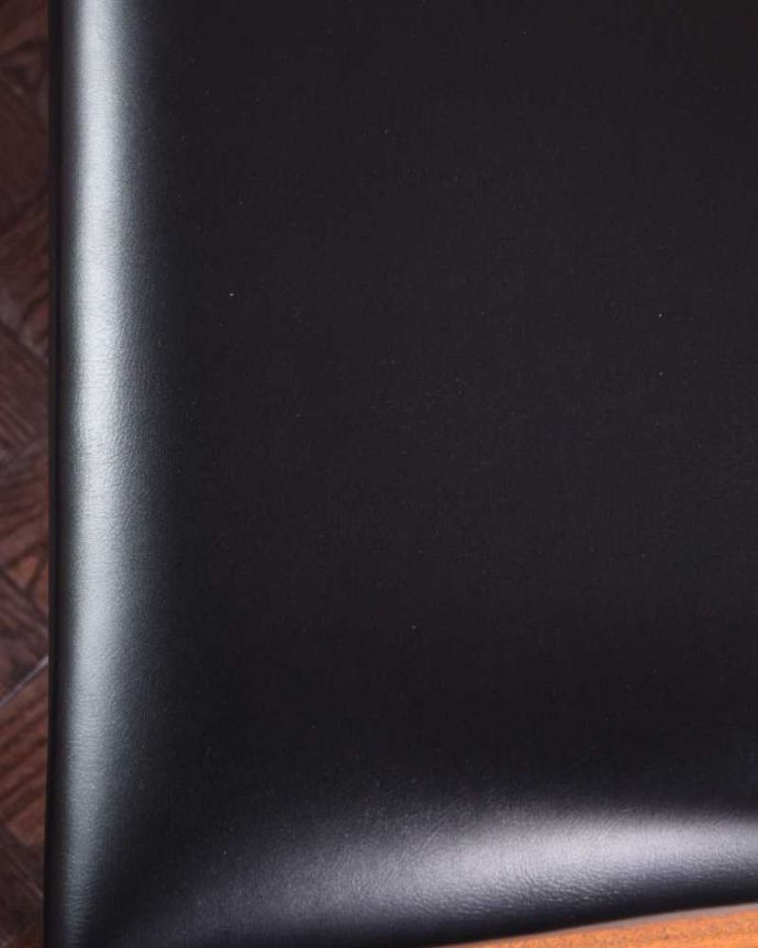 ダイニングチェア アンティーク チェア アーム付きのマッキントッシュのダイニングチェア、木製フレームのヴィンテージチェア。いつでも貼り替え出来ますシンプルなデザインを活かせるよう考えて座面の生地を選びました。(x-489-c)