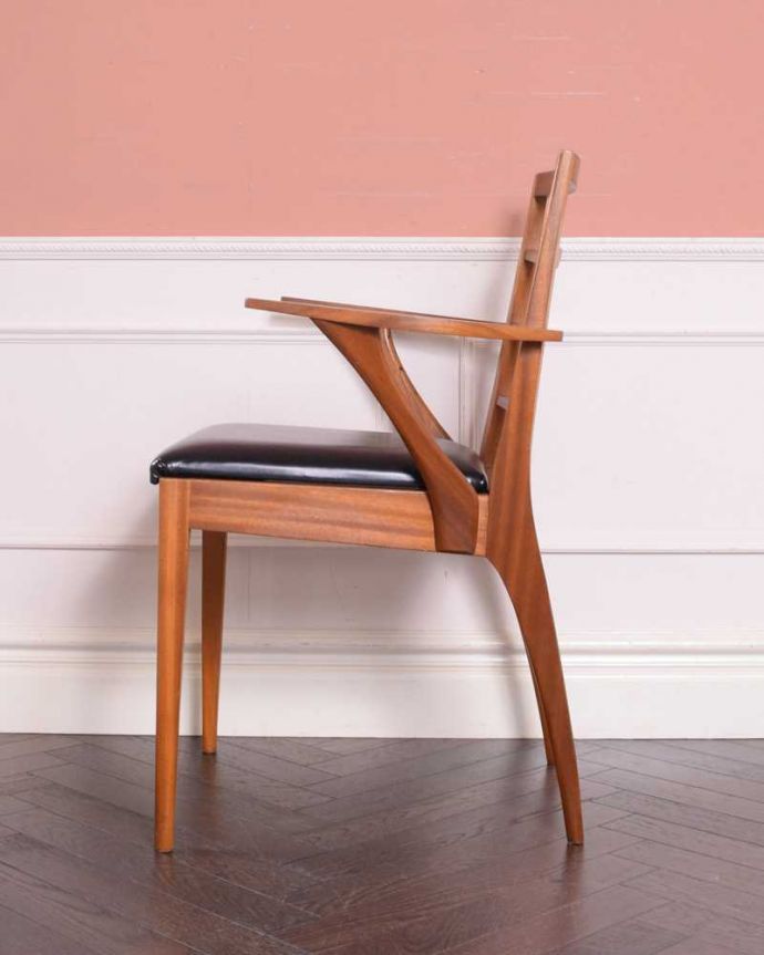 ダイニングチェア アンティーク チェア アーム付きのマッキントッシュのダイニングチェア、木製フレームのヴィンテージチェア。横から見てもスッキリとカッコイイヴィンテージチェアは、もちろん新品ではないので経年変化によるキズはありますが、キレイに修復したので安心して座って下さい。(x-489-c)