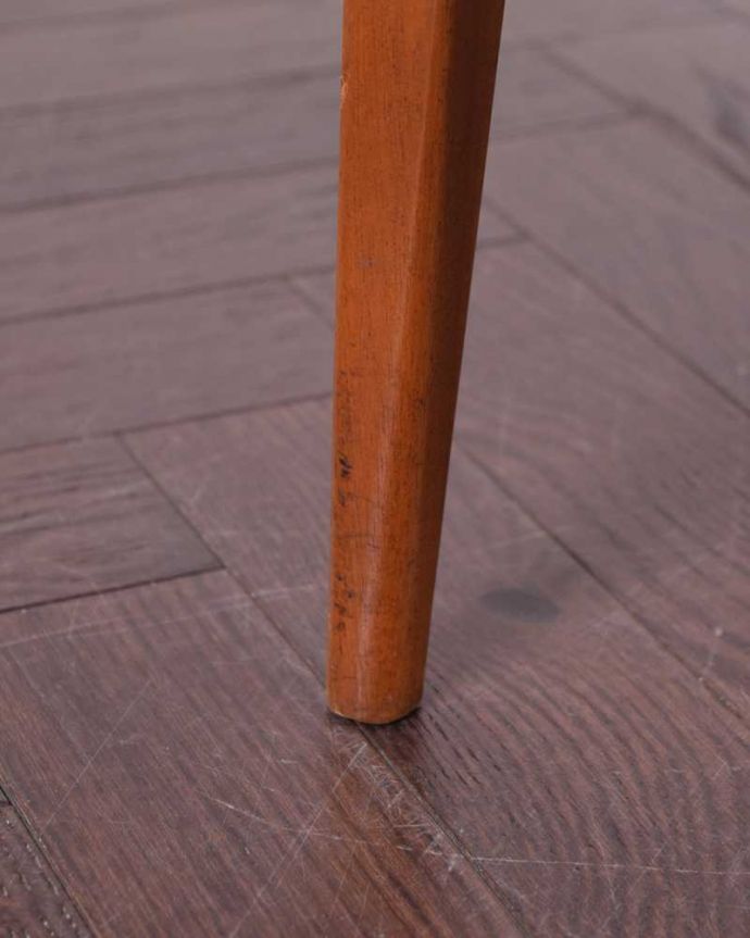 ダイニングチェア アンティーク チェア アーム付きのマッキントッシュのダイニングチェア、木製フレームのヴィンテージチェア。床を滑らせて移動出来ますHandleではアンティークチェアの脚の裏にフェルトキーパーをお付けしています。(x-489-c)