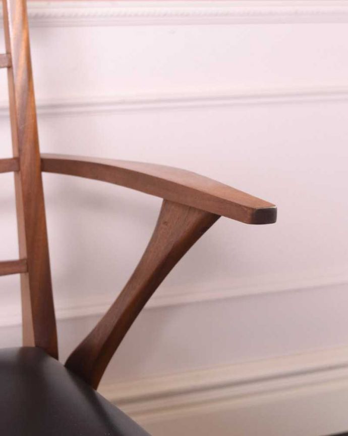 ダイニングチェア アンティーク チェア アーム付きのマッキントッシュのダイニングチェア、木製フレームのヴィンテージチェア。アーム部分にも注目肘を掛けておけるアームチェアは座ったときにやっぱりラク。(x-489-c)