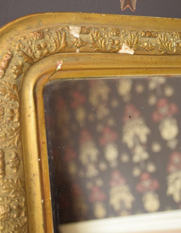 アンティーク ミラー(鏡) アンティーク雑貨 アンティークのフレンチインテリア、ゴールド色のフレーム付きミラー。見るたびにうっとりするモールディングの美しさ煌びやかなモールディングの縁取りが美しいアンティークのミラーは、覗き込む度に女性だったら誰もがワクワクしちゃう美しいデザインが一番の魅力です。(x-489-z-1)