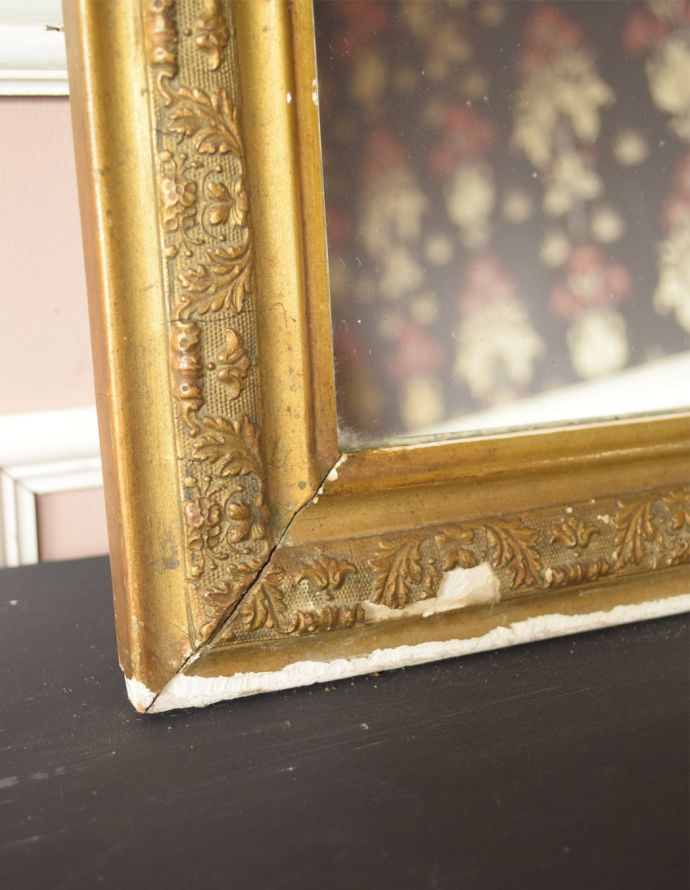 アンティーク ミラー(鏡) アンティーク雑貨 アンティークのフレンチインテリア、ゴールド色のフレーム付きミラー。アンティークらしい独特のデザイン華やかなデザインのアンティークのミラーは、覗き込む度に女性だったら誰もがワクワクしちゃう美しいデザインが一番の魅力です。(x-489-z-1)