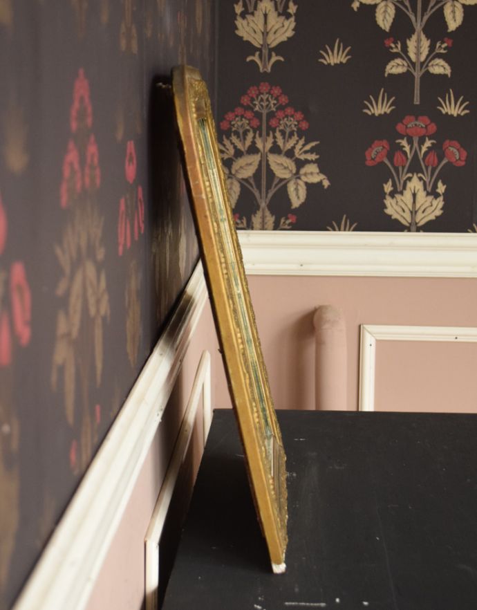 アンティーク ミラー(鏡) アンティーク雑貨 アンティークのフレンチインテリア、ゴールド色のフレーム付きミラー。横から見ると…アンティークなので多少のキズ・汚れがある場合がありますがキレイなものを買い付けてきたのでご使用上問題はありません。(x-489-z-1)