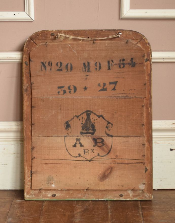 アンティーク ミラー(鏡) アンティーク雑貨 アンティークのフレンチインテリア、ゴールド色のフレーム付きミラー。裏側を見てみると…アンティークは新品ではないので、もちろん経年変化によるキズはありますが、専門の職人がキレイにお直しをしているので、後ろ姿までキレイです。(x-489-z-1)