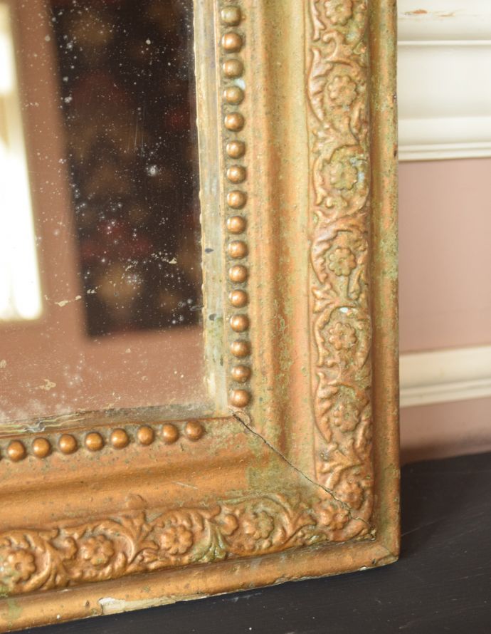 アンティーク ミラー（鏡）　アンティーク雑貨　フランスのアンティーク雑貨、ゴールドフレーム付きのアンティークミラー。見るたびにうっとりするモールディングの美しさ煌びやかなモールディングの縁取りが美しいアンティークのミラーは、覗き込む度に女性だったら誰もがワクワクしちゃう美しいデザインが一番の魅力です。(x-490-z-1)
