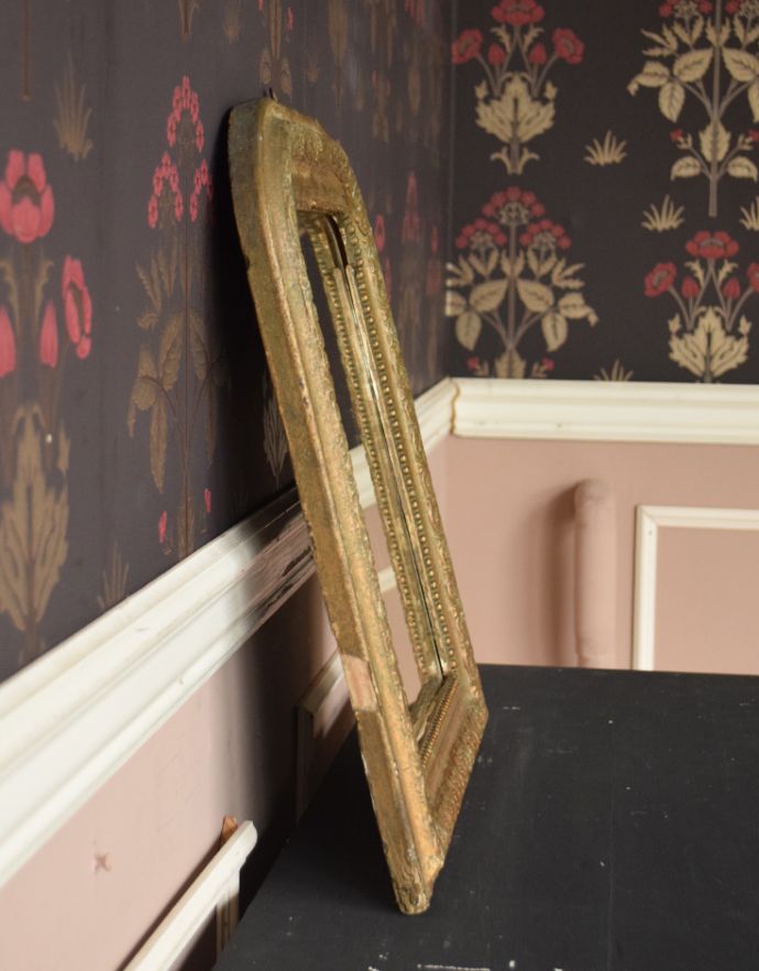 アンティーク ミラー（鏡）　アンティーク雑貨　フランスのアンティーク雑貨、ゴールドフレーム付きのアンティークミラー。横から見ると…アンティークなので多少のキズ・汚れがある場合がありますがキレイなものを買い付けてきたのでご使用上問題はありません。(x-490-z-1)