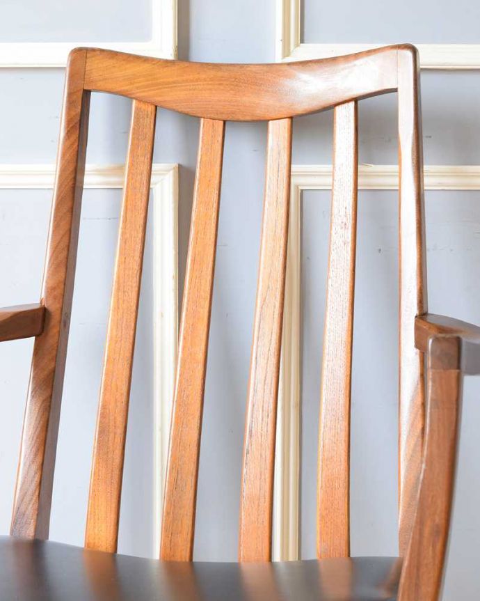 G-PLAN(Gプラン) アンティーク チェア アーム付きのG-PLANダイニングチェア、木製フレームのヴィンテージチェア。後からキュッと支えてくれる背もたれシンプルでスッキリとまとめられたヴィンテージチェア。(x-491-c)