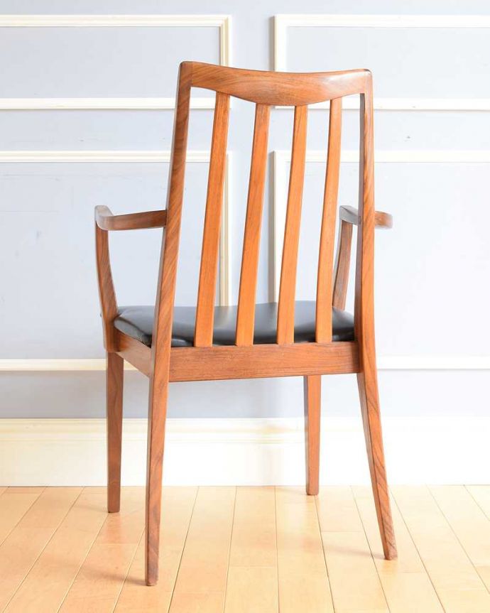 G-PLAN(Gプラン) アンティーク チェア アーム付きのG-PLANダイニングチェア、木製フレームのヴィンテージチェア。後ろ姿にも自信があります新品ではないので経年変化によるキズはありますが、専門の職人が目立たないようキレイにお直しをしているので、後姿までキレイです。(x-491-c)