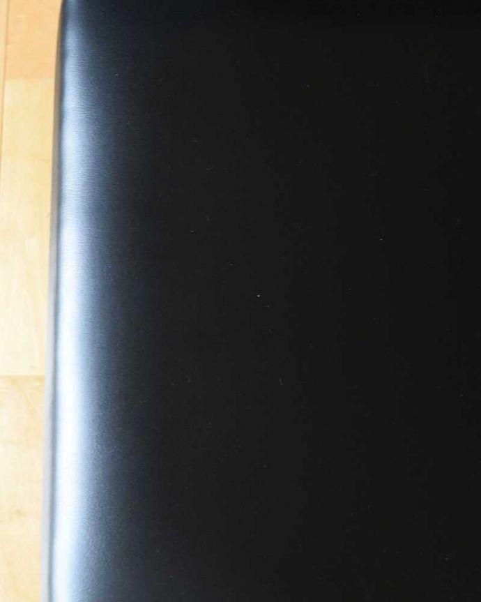 G-PLAN(Gプラン) アンティーク チェア アーム付きのG-PLANダイニングチェア、木製フレームのヴィンテージチェア。いつでも貼り替え出来ますシンプルなデザインを活かせるよう考えて座面の生地を選びました。(x-491-c)