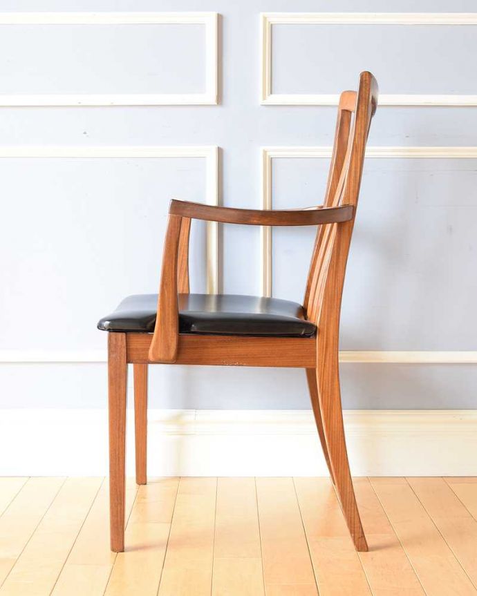 G-PLAN(Gプラン) アンティーク チェア アーム付きのG-PLANダイニングチェア、木製フレームのヴィンテージチェア。横から見てもスッキリとカッコイイヴィンテージチェアは、もちろん新品ではないので経年変化によるキズはありますが、キレイに修復したので安心して座って下さい。(x-491-c)