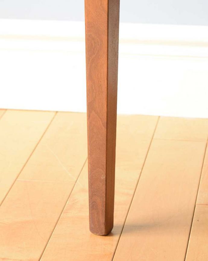 G-PLAN(Gプラン) アンティーク チェア アーム付きのG-PLANダイニングチェア、木製フレームのヴィンテージチェア。床を滑らせて移動出来ますHandleではアンティークチェアの脚の裏にフェルトキーパーをお付けしています。(x-491-c)