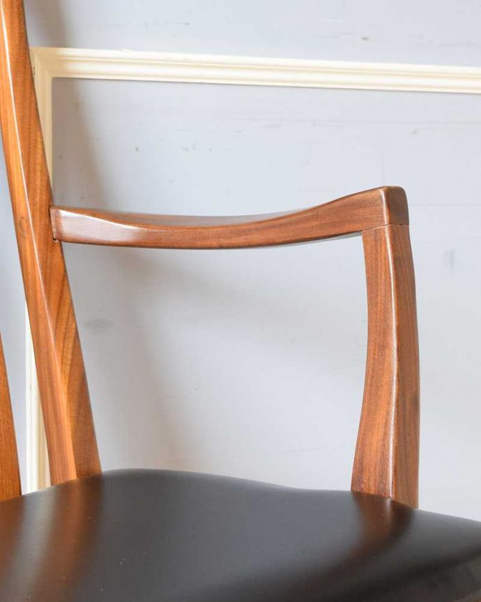 G-PLAN(Gプラン) アンティーク チェア アーム付きのG-PLANダイニングチェア、木製フレームのヴィンテージチェア。アーム部分にも注目肘を掛けておけるアームチェアは座ったときにやっぱりラク。(x-491-c)