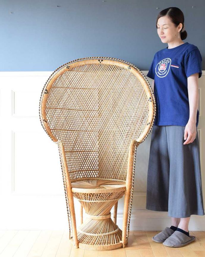 1Pソファ(ラウンジチェア) アンティーク チェア 置くだけで絵になるお洒落なアンティークのピーコックチェア。座るためだけじゃなく目でも楽しめる椅子まるで孔雀が羽を広げたようなモチーフのピーコックチェア。(x-492-c)