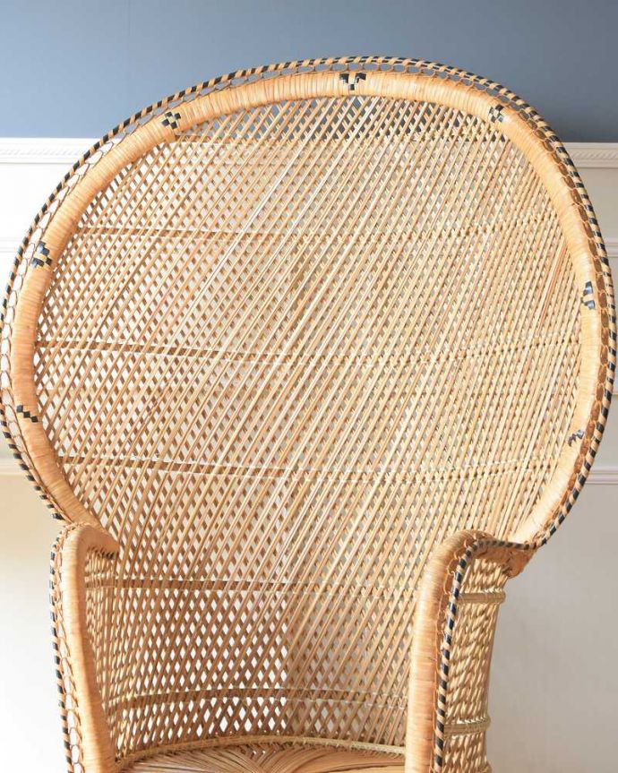 1Pソファ(ラウンジチェア) アンティーク チェア 置くだけで絵になるお洒落なアンティークのピーコックチェア。美しい背もたれのデザインまるでクジャクが羽を広げたようなデザインの大きな背もたれ。(x-492-c)