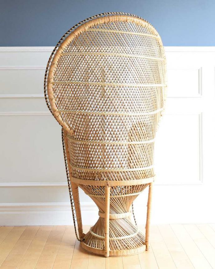 1Pソファ(ラウンジチェア) アンティーク チェア 置くだけで絵になるお洒落なアンティークのピーコックチェア。後ろ姿にも自信があります!アンティークなので経年変化によるキズはありますが、とてもキレイな状態です。(x-492-c)