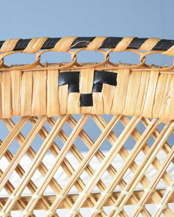 1Pソファ(ラウンジチェア) アンティーク チェア 置くだけで絵になるお洒落なアンティークのピーコックチェア。うっとりするほど細かい細工手作業で作られた細かい細工がとても美しい一脚です。(x-492-c)